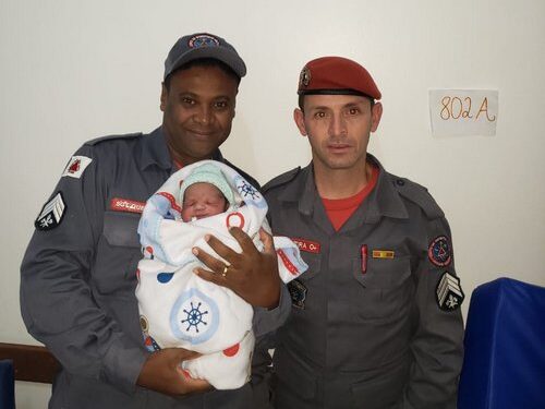 Bombeiros ajudam mulher dar à luz ao nono filho