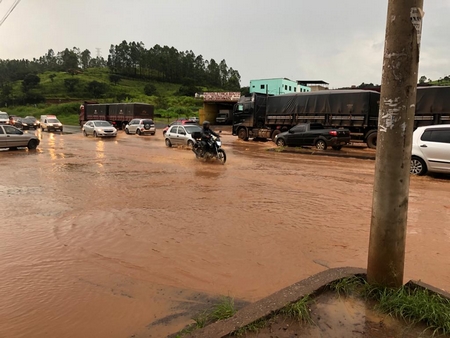 Temporal provoca alagamento na Barreira