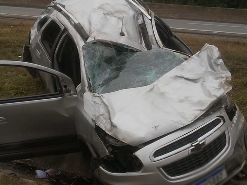 Motorista perde o controle e carro capota na BR 040