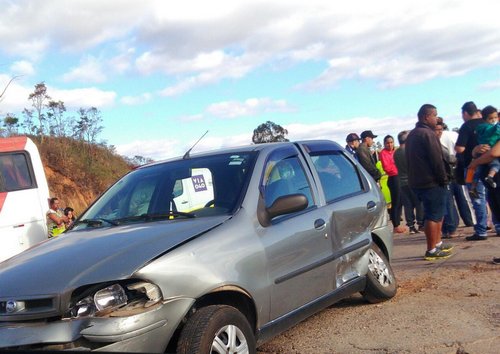 Acidente na BR 040 envolve três carros