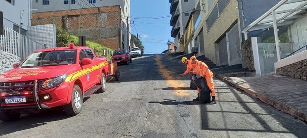Bombeiros usam serragem para evitar acidentes após vazamento de óleo em avenida de Lafaiete