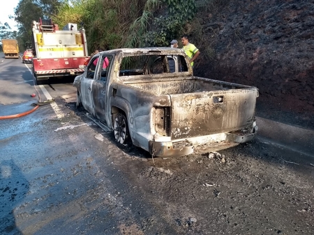 Carro pega fogo na BR 040 logo após sair de oficina