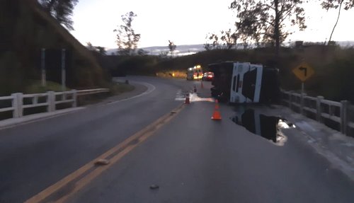 Carreta tomba na BR 040 e interdita pista