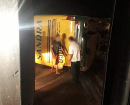 Ônibus da Viação Sandra tomba na BR 040
