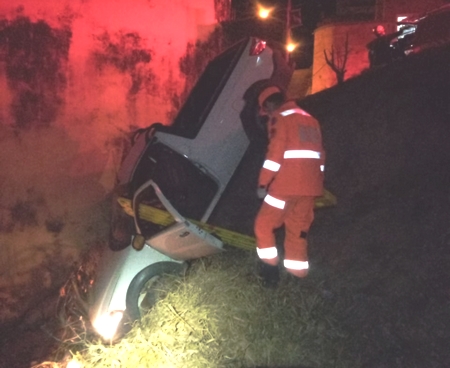 Carro cai em ribanceira. Motorista estava com CNH vencida e sinais de embriaguez