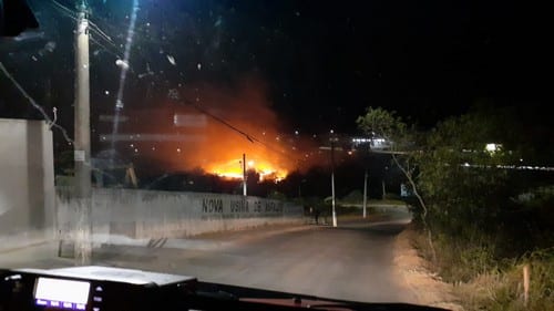 Incêndio perto de estacionamento de supermercado assusta motoristas