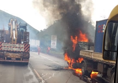 Carreta pega fogo na BR 040