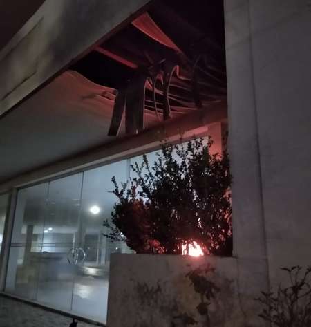 Incêndio em lixeira atinge loja de veículos