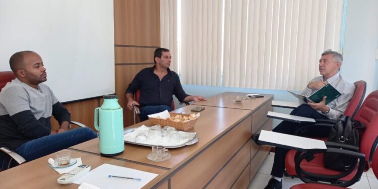 Associações municipalistas se reúnem para discussão de temas regionais