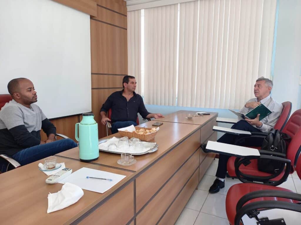 Associações municipalistas se reúnem para discussão de temas regionais