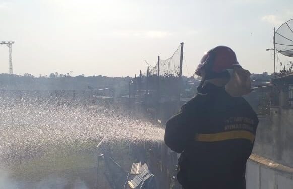 Fogos de artifício provocam incêndio. Fogo atingiu casa e provocou prejuízos