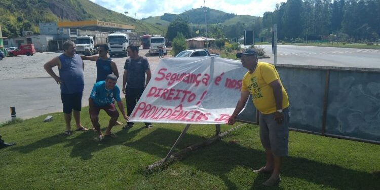 Populares fazem manifestação na BR 040