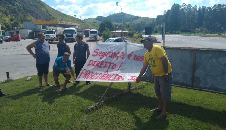 Populares fazem manifestação na BR 040