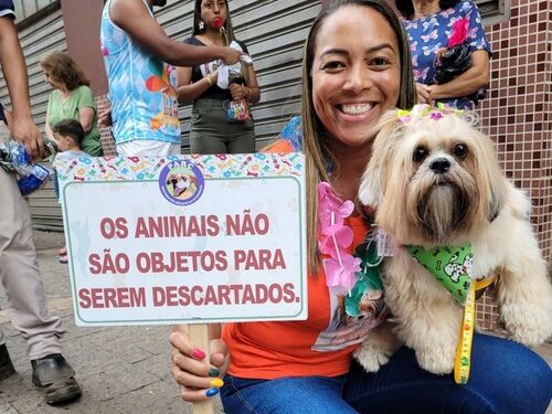 Blocão: Foliões desfilam com seus cães em Congonhas
