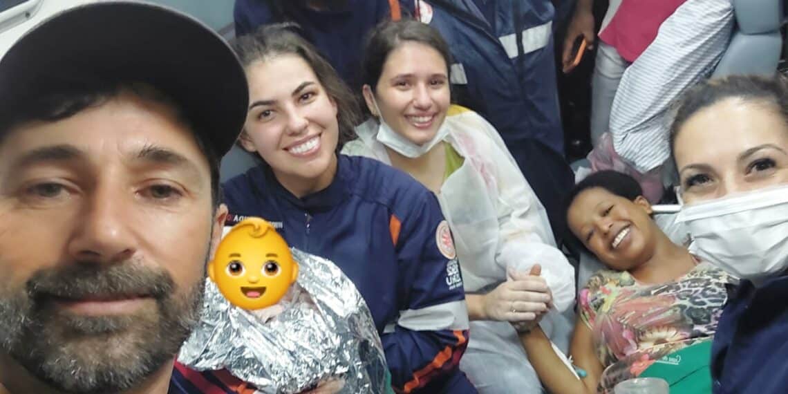 Equipe do SAMU faz parto dentro de ambulância na estrada e debaixo de chuva