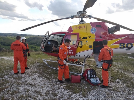 Senhora sofre queda em serra e helicóptero é usado para o resgate