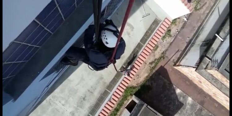 Bombeiros resgatam criança que ficou presa dentro do quarto