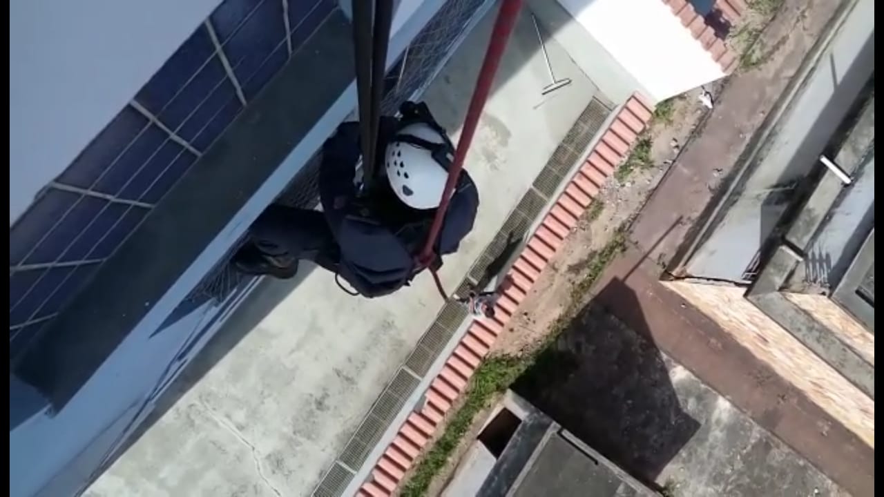 Bombeiros resgatam criança que ficou presa dentro do quarto