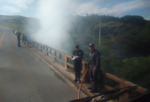 Veículo cai de ponte e incendeia