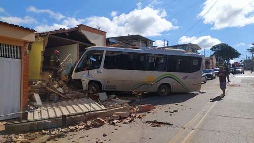 Homem que tentou destruir casa com micro-ônibus pode estar envolvido em mais ações criminosas