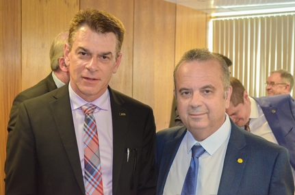 Presidente da CNDL participa de anúncio de novas regras para desonerar primeiro emprego