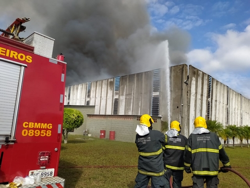 Bombeiros seguem em vigília em fábrica da Marluvas que incendiou