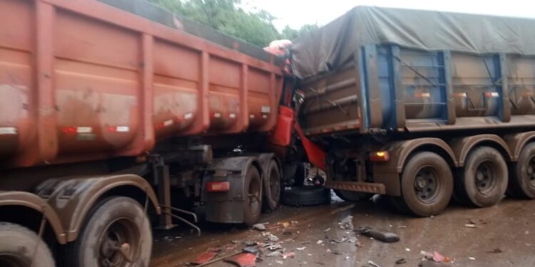 Acidente envolve carretas e carros de passeio na BR 040