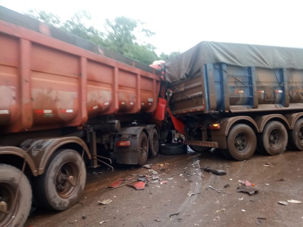 Acidente envolve carretas e carros de passeio na BR 040