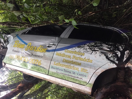 Dono vai resgatar caminhão acidentado e encontra corpo dentro de carro de funerária