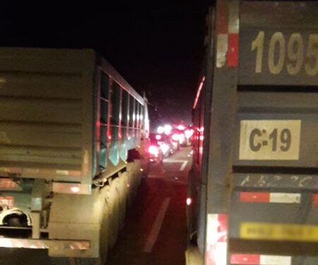 Acidente deixa trânsito parado na BR 040