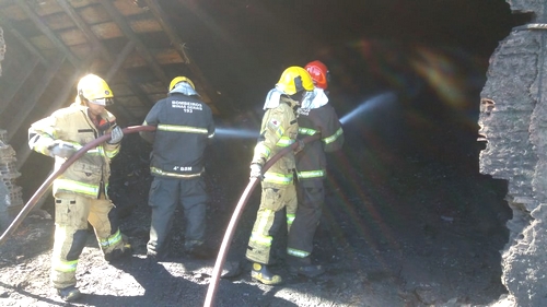 Bombeiros combatem incêndio em dependências de siderúrgica em Gagé