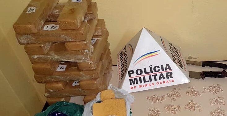 PM apreende grande quantidade de drogas e armas com suspeitos de tráfico