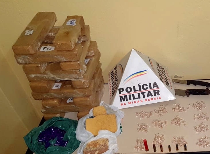 PM apreende grande quantidade de drogas e armas com suspeitos de tráfico