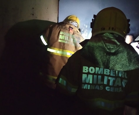 Casa destruída por incêndio pode ser demolida ou interditada