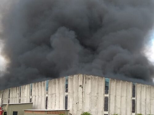Incêndio de grandes proporções atinge fábrica de calçados