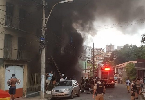 Criança morre em incêndio. 12 pessoas ficaram feridas e 11 carros destruídos