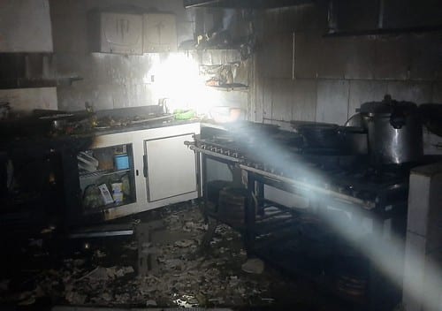 Bombeiros combatem incêndio em restaurante
