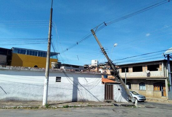 Caminhão bate em poste e motorista foge do local