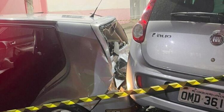 Suspeitos não obedecem ordem de parada, fogem, batem carro, trocam tiros com policiais e um é morto