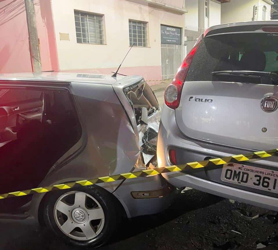 Suspeitos não obedecem ordem de parada, fogem, batem carro, trocam tiros com policiais e um é morto