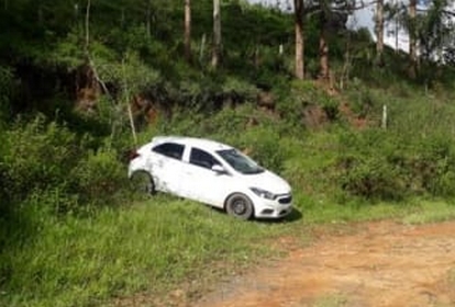 Carro roubado e clonado é encontrado abandonado