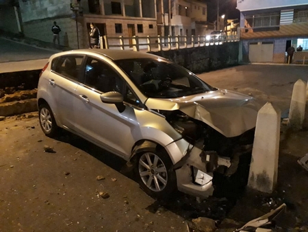 Carro atravessa rua, quebra mureta e só para em contenção de concreto quase atingido casa