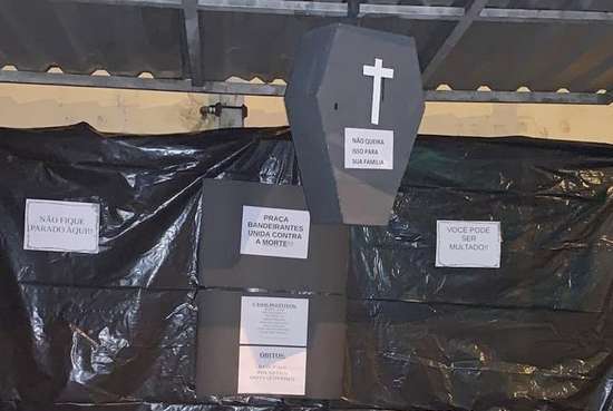 Cruzes e réplicas de caixões são usadas para alertar risco da pandemia