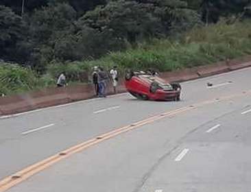 Carro capota na BR 040