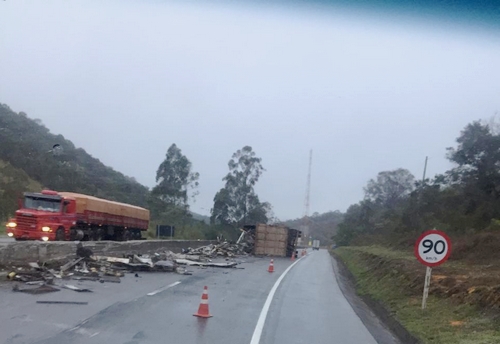 Acidente com derramamento de carga deixa trânsito lento na BR 040