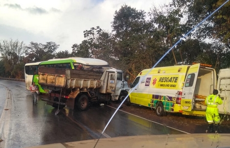 Acidente com ônibus e caminhão no Pires para o trânsito