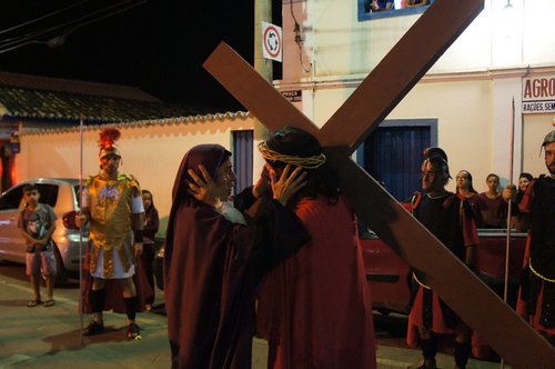 Encenação da Paixão de Cristo emociona o público em Itaverava
