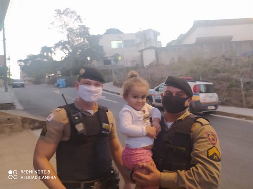 Policiais militares visitam criança que salvaram