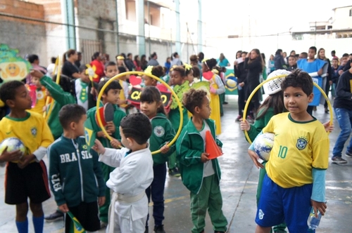 Atos em escolas enaltecem o civismo, tradição e  família