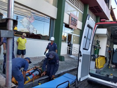 Trabalhador cai de prédio em construção e é resgatado por bombeiros